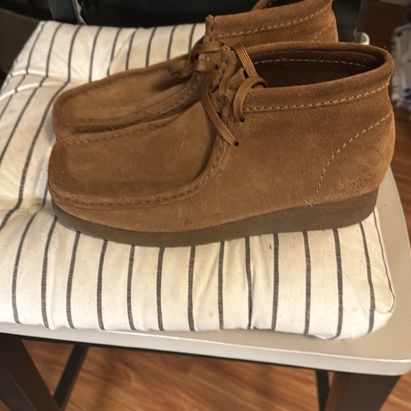 Clarks Brown Wallabee Chukka Boots with Suede Material and Comfortable Fit EUC - Picture 2 of 4